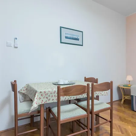 Apartment With A Parking Space - 20822 Fazana